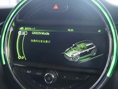 シフト付近のリングを左右にスライドさせる