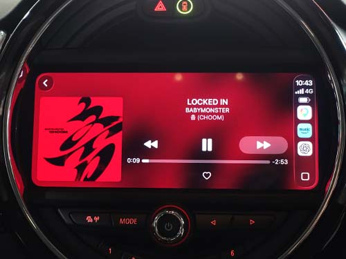 ディスプレイいっぱいにApple CarPlayが表示される