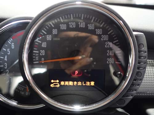 メーターパネルの「車両動き出し注意」やディスプレイの「車両を固定する」「トランスミッション」といった警告メッセージ