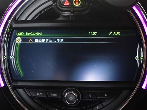 「車両動き出し注意」やディスプレイの「車両を固定する」「トランスミッション」といった警告メッセージ
