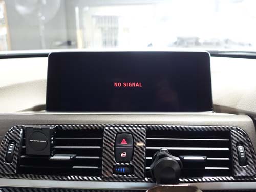 iDriveのモニターに「NO SIGNAL」と表示されたまま