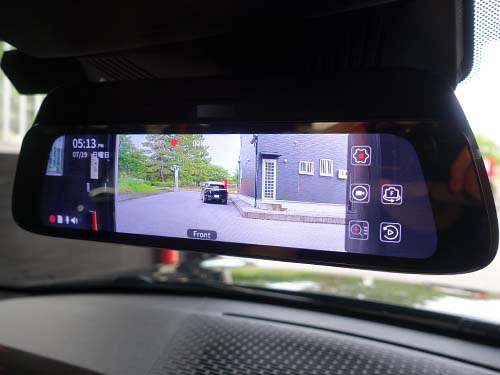 ドライブロガー機能により、ウインカー・ブレーキ・アクセル開度といった車両の操作情報を映像と同期して記録