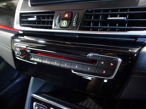 BMW純正のCD/DVDスロット付きオーディオパネルへ交換