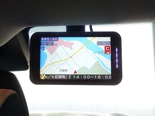 モニターが一体になった本体ユニットは、運転席のフロントウィンドウ上部に取り付け