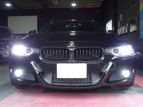 ハロゲンバルブの黄色みがかった光から6,500Kの白い光へと変化