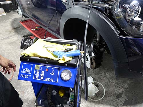 ATE製の圧送機を使ったブレーキフルード交換