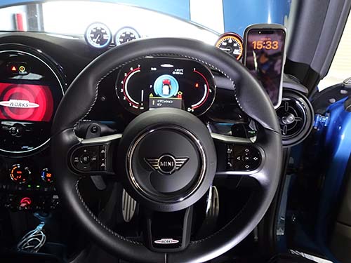 MINI F55/F56/F57専用設計で、運転席右側のエアコン吹出口へ取り付け
