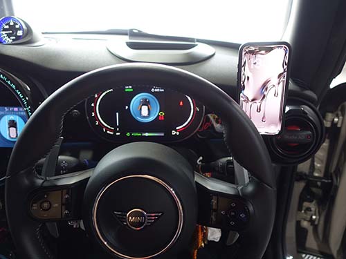 「ここにスマホを固定したい」というご要望にお応えする形で登場