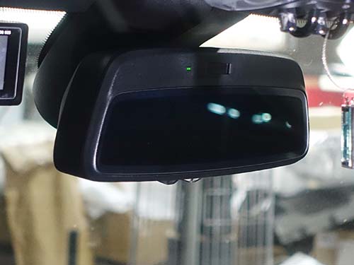 運転席ドアミラーとルームミラーに自動防眩機能が搭載
