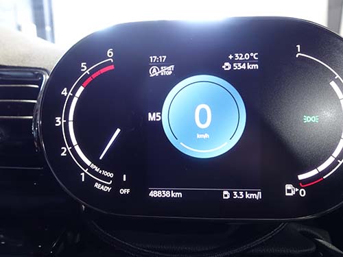パドルシフトは新車製造時でしか取り付けられないメーカーオプション装備