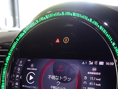 不規則に並んだ四角の模様の隙間からアンビエントライトが発光