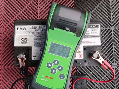 取り外したバッテリーの状態をBoschのバッテリーチェッカーで確認