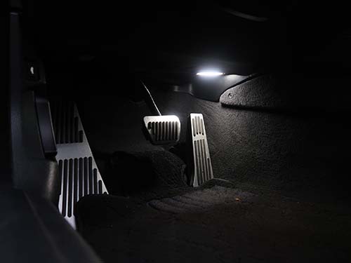 ドアを開けてフットライトとして発光するときは、LEDのホワイト発光