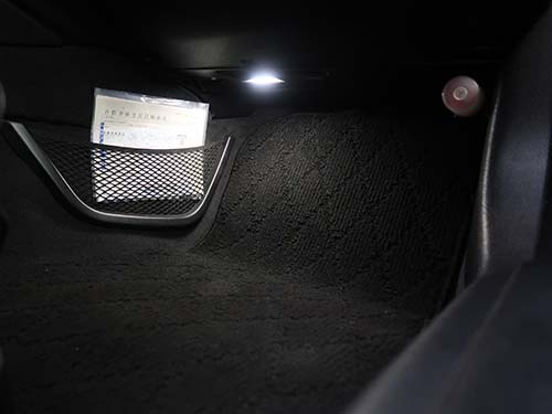 ドアを開けてフットライトとして発光するときは、LEDのホワイト発光