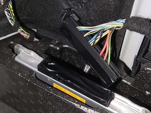 電子制御ダンパーのコンピューターに接続されているカプラーを取り外し