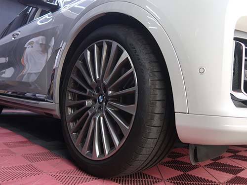 エアサスローダウンで車高を約30mmダウン