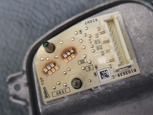 LEDチップそのものが茶色く焦げてしまっている状態