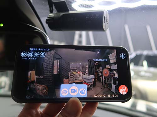 無線LANでスマートフォンと接続し、専用アプリの画面から行ないます