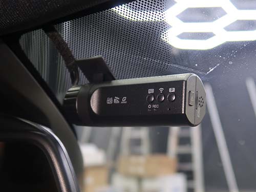 フロントカメラの本体を運転席側のフロントウィンドウ上部に設置