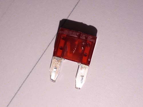 OBDIIコネクターのヒューズ切れを特定
