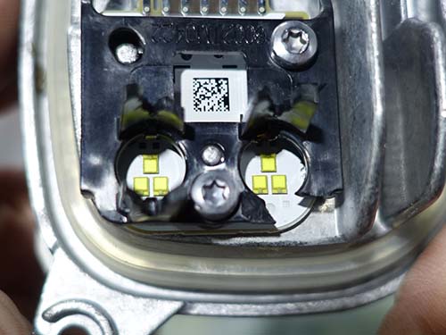 助手席側のデイライトLEDモジュールをBMW純正新品へ交換