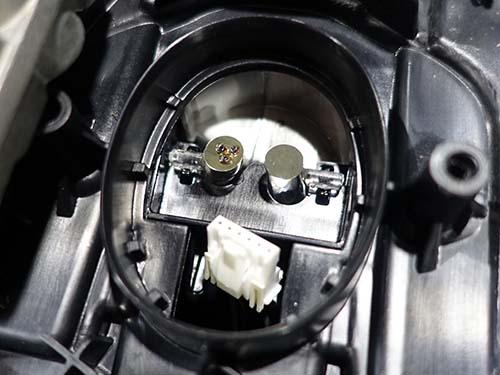LEDチップの形にそって導光面が茶色く焼損していることがはっきりと確認