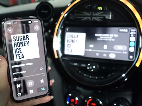 ディスプレイ全面にCarPlayが映し出され