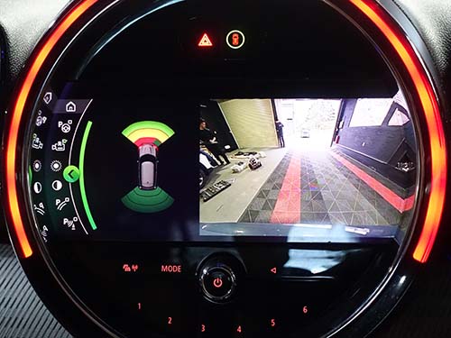 純正のリアビューカメラは、シフトをリバースに入れるとiDrive画面へ後方の映像が表示