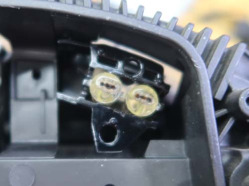 LEDの3つの形がそのまま残る形で茶色く焼損