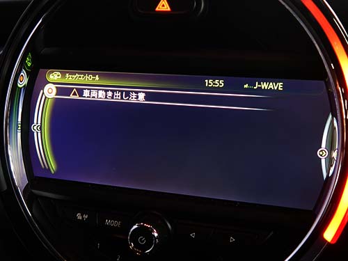 車両には「車両動き出し注意」の警告が表示