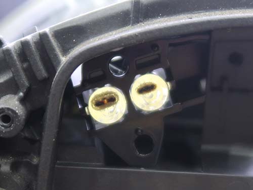 助手席側は2つの導光体が焼損