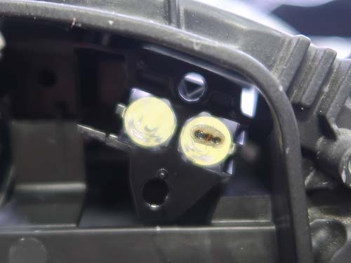 運転席側は1つの導光体が焼損
