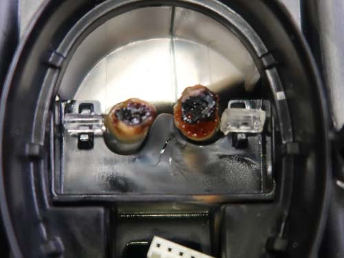 運転席側のヘッドライトは、導光体が激しく焼損