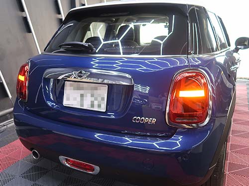 ウインカー作動時は中央部分が横一文字に発光