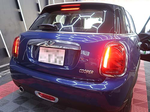 ブレーキ時はテールライト内側が縦一文字に発光