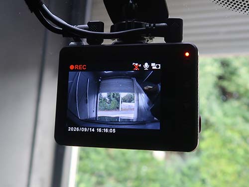 前方・後方・室内の映像を同時に記録する全方向3カメラのドライブレコーダー