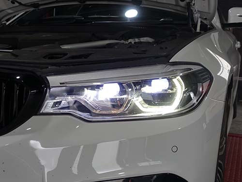 向かって右側、助手席側(車両の左側)のヘッドライトの内側デイライトが、茶色く暗く発光