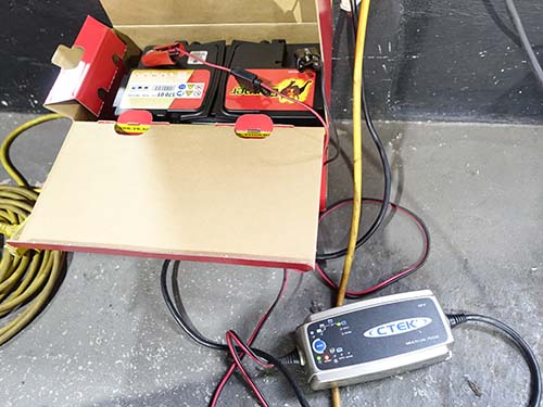 装着前にCTEK製充電器で満充電