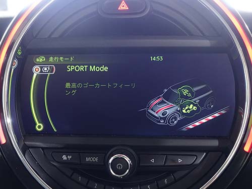 SPORT/MID/GREENの3つのドライビングモードを、回転リングのスイッチ操作で手軽に切り替え