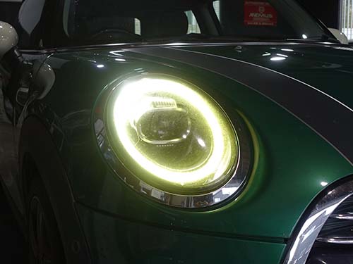 ベロフ製のLEDモジュールを装着することで、デイライトの黄みが多少改善