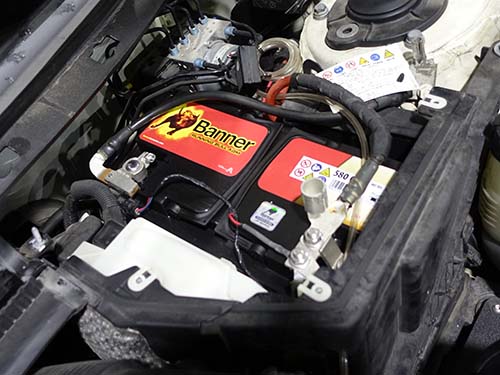 CTEKのバッテリー充電器で満充電