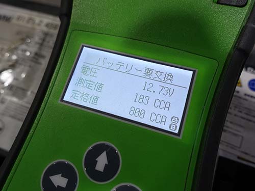 取り外したバッテリーの状態をBoschのバッテリーチェッカーで確認