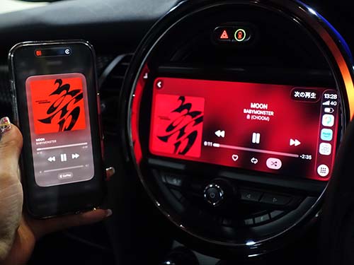 フルスクリーン化するとディスプレイ全体にCarPlayの画面が表示