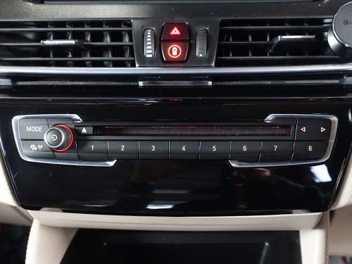 CD・DVDが差し込めるスロット付きのBMW純正新品パーツに交換