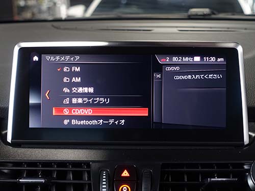純正の機能を復活させていますので、操作はiDriveから標準装着車と同様に行なうことができ
