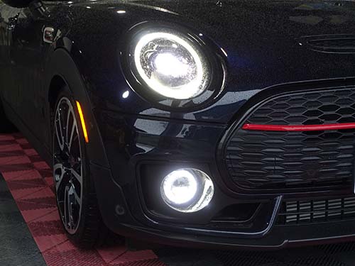LEDフォグライトユニットの中央部分でフォグライトが点灯