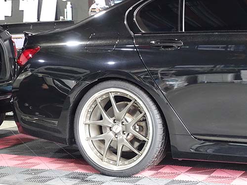 ライコウではロワリングキットを使わず、専用診断機ISTAを使ってエアサスの調整を行ない、ローダウン