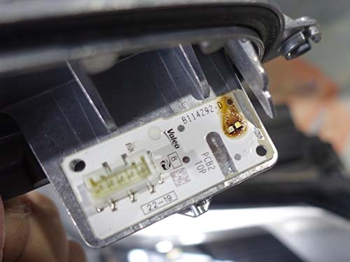 LEDモジュールにもダメージがありましたので、BMW純正新品へLEDモジュール交換
