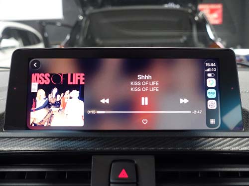 iDriveのディスプレイ全体を使って表示される