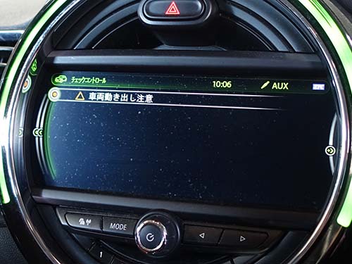 メーターパネルやディスプレイに「車両動き出し注意」の警告